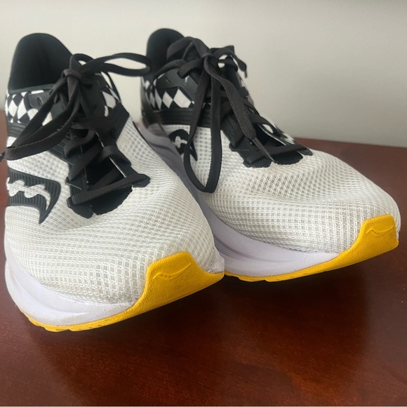 Barely worn women’s size 10 Saucony Axon running shoes - Picture 3 of 10